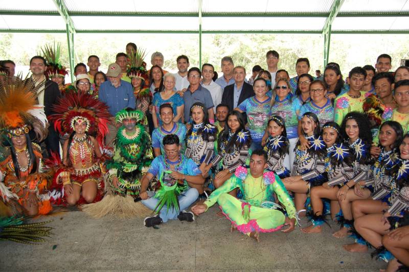 O Governo do Estado inaugurou nesta quarta-feira (19) o Complexo de Visitação do Parque Estadual de Monte Alegre, na região Oeste do Pará. O complexo está localizado na Área de Proteção Ambiental Paytuna, entre as comunidades Ererê, Maxirá, Paytuna, Maxirazinho, Lajes e Santana. O espaço conta com pórtico de entrada, centro de visitação, circuito de malocas, trilha, estruturas para visitação dos dois principais sítios arqueológicos desta área - a Serra da Lua e a Pedra do Mirante - e servirá como um importante equipamento para preservação do patrimônio arquelógico, histórico, além de fomentar a educação ambiental e patrimonial entre os estudantes e a população em geral.

FOTO: MÁCIO FERREIRA / AG. PARÁ
DATA: 20.12.2018
MONTE ALEGRE - PARÁ <div class='credito_fotos'>Foto: MÁCIO FERREIRA/ AG. PARÁ   |   <a href='/midias/2018/originais/ddbfb24b-eb2a-4f17-b8c5-57feff3a83eb.jpg' download><i class='fa-solid fa-download'></i> Download</a></div>