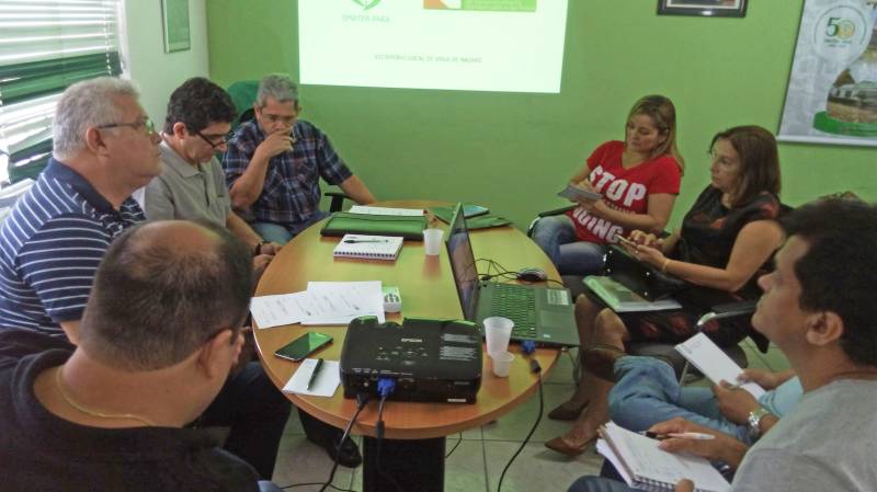 Em reunião de trabalho (foto), nesta quarta-feira (18), na sala da Diretoria Técnica (Ditec), da Empresa de Assistência Técnica e Extensão Rural do Estado do Pará (Emater-Pará), com presença do diretor técnico, Rosival Possidônio; da supervisora do Regional Castanhal, Norma Rosa; do gerente de fruticultura da Secretaria de Desenvolvimento Agropecuário e da Pesca (Sedap), Geraldo Tavares; com chefes dos escritórios locais de seis municípios da abrangência do Regional Castanhal: Vigia, Colares, Castanhal, Santa Izabel do Pará, São Caetano de Odivelas e Santo Antônio do Tauá. Na ocasião, foram tratadas questões referentes ao Programa Pará Produtivo, que já implantou no nordeste paraense, aproximadamente 45 hectares de área plantada de banana.
FOTO: ASCOM / EMATER
DATA: 18.04.2018
MARITUBA - PARÁ <div class='credito_fotos'>Foto: ASCOM EMATER | <a href='/midias/2018/originais/ddbfed49-c879-4878-bb68-d4fea6d866d8.jpg' download><i class='fa-solid fa-download'></i> Download</a></div>