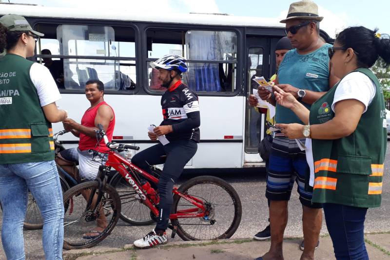 Uma simulação de acidente de trânsito na avenida Fernando Guilhon, no município de Marituba, a 11 quilômetros de Belém, chamou atenção de quem passava no local. A ação fez parte da programação que marcou o Dia Mundial em Memória às Vítimas de Acidentes de Trânsito realizada pela Coordenação de Educação de Trânsito do Detran e Prefeitura Municipal de Marituba, através da sua Diretoria de Trânsito.
FOTO: ROSE BARBOSA / ASCOM DETRAN
DATA: 18.11.2018
MARITUBA - PARÁ <div class='credito_fotos'>Foto: ROSE BARBOSA / ASCOM DETRAN | <a href='/midias/2018/originais/ddc26df9-bbd0-484d-98a6-74a096b2026e.jpg' download><i class='fa-solid fa-download'></i> Download</a></div>