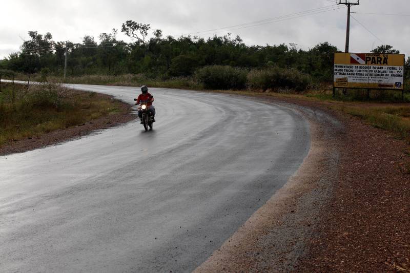 Pavimentação da vicinal do Bambu ? Rodovia PA-449, no trecho entre Floresta do Araguaia e a BR-155, no Sul do Pará, já atinge 27 dos 42 quilômetros de extensão da estrada, um importante eixo de integração entre os municípios da região do Araguaia, e fundamental para o escoamento da produção de Floresta, município que detém a maior produção de abacaxi no país. Após concluída, a vicinal deverá impulsar ainda mais a economia da região, também com grande potencial para a pecuária de corte.
FOTO: RODOLFO OLIVEIRA/ AG. PARÁ
DATA: 05.06.14
FLORESTA DO ARAGUAIA - PARÁ <div class='credito_fotos'>Foto: Agência Pará | <a href='/midias/2018/originais/ddca434a-b5b0-46ee-9dba-18d95bb32f61.jpg' download><i class='fa-solid fa-download'></i> Download</a></div>