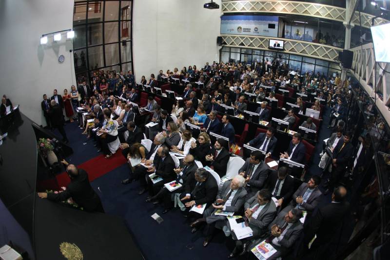O governador Simão Jatene entregou, na manhã desta terça-feira (6), a "Mensagem Governamental do Pará à Assembleia Legislativa 2018", em sessão especial que abriu os trabalhos da Casa no exercício 2018. A leitura do documento destacou os principais resultados alcançados pelo governo no ano anterior e fez prognósticos de obras e serviços previstos para este ano.
FOTO: ANTONIO SILVA / AG. PARÁ
DATA: 06.02.2018
BELÉM - PARÁ <div class='credito_fotos'>Foto: Antônio Silva/Ag. Pará | <a href='/midias/2018/originais/ddd13e06-ea80-4615-bc9e-535ae014d3b1.jpg' download><i class='fa-solid fa-download'></i> Download</a></div>