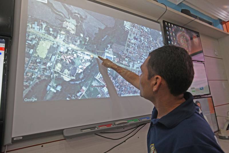 Equipes da Defesa Civil do Estado, Corpo de Bombeiros e da Polícia Militar já estão no município de Paragominas, nordeste do Estado, para atender a população atingida pelas fortes chuvas na madrugada desta quinta-feira, 12. O coronel Francisco Cantuária, coordenador da Defesa Civil, explica que a instituição foi acionada às 5h da manhã e enviou para o local uma equipe formada por mergulhadores de salvamento de águas rápidas. Também será instalado na cidade o sistema do Comando de Operações para poder definir ações que irão dar assistência para os desabrigados. “As primeiras informações levantadas mostram que pelo menos 100 casas teriam sido atingidas depois de cinco horas de chuvas. Também há suspeita de um possível rompimento de barragens próximo a cidade”, afirma. O titular do Centro Regional de Governo do Sudeste do Pará, Jorge Bitencourt, também está a caminho do município. Na foto, sala de situação no Comando Geral do Corpo de Bombeiros.

FOTO: CARLOS SODRÉ / AG. PARÁ
DATA: 12.04.2018
BELÉM - PARÁ <div class='credito_fotos'>Foto: Carlos Sodré/Agência Pará   |   <a href='/midias/2018/originais/ddd287e0-ce15-4c60-a25c-9fea59d22f9e.jpg' download><i class='fa-solid fa-download'></i> Download</a></div>