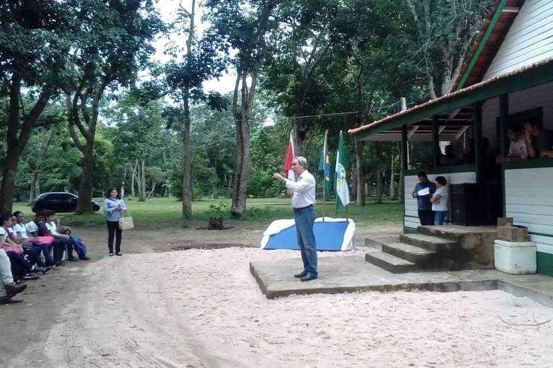Belterra, na região do Baixo Amazonas, prepara-se para ganhar o primeiro Museu de Ciências da Amazônia (MuCA). Nesta terça-feira (13), uma solenidade que contou com a participação do titular da Sectet, Alex Fiúza de Melo (foto); do secretário regional de Governo, Olavo das Neves; do prefeito em exercício de Belterra, Davirley Sampaio; do coordenador da AmaBrasil, Luiz Moura, além de outras autoridades políticas e da população marcou o início das obras de restauro do hospital desativado onde será erguido o museu.
FOTO: SAMUEL ALVARENGA / SECOM
DATA: 13.03.2018
BELTERRA - PARÁ <div class='credito_fotos'>Foto: Samuel Alvarenga / Secom | <a href='/midias/2018/originais/ddd4dc4c-9ed9-4219-b4bb-49ba74b8d6f1.jpg' download><i class='fa-solid fa-download'></i> Download</a></div>