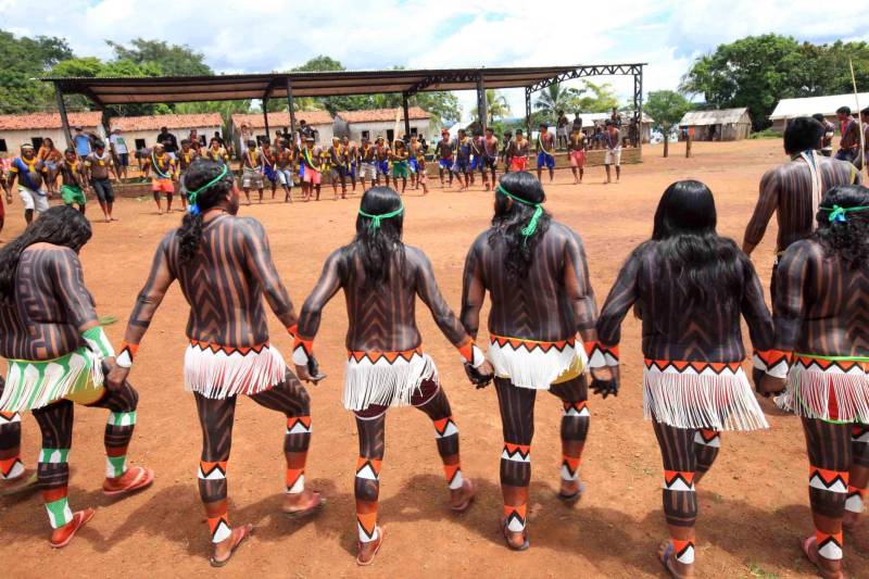 Está quase tudo pronto para a 6ª Semana dos Povos Indígenas, que começa neste domingo (15), em São Félix do Xingu, no sudeste do Pará. Antes de sair das aldeias em direção a São Félix – o terceiro maior município paraense em extensão territorial, atrás apenas de Altamira e Oriximiná –, as tribos fazem festa, numa espécie de preparação para os dias vindouros longe de casa. Na aldeia Krôkamôr, às margens do Rio Xingu e longe cerca de oito horas de barco da sede municipal, homens, mulheres e crianças Kayapó se unem na dança Kwyrykangô.
FOTO: RODOLFO OLIVEIRA / AG. PARÁ
DATA: 15.04.2018
SÃO FÉLIX DO XINGU - PARÁ <div class='credito_fotos'>Foto: Rodolfo Oliveira/Ag. Pará | <a href='/midias/2018/originais/dddcc936-db39-4310-b2e9-e89bb8a56b91.jpg' download><i class='fa-solid fa-download'></i> Download</a></div>
