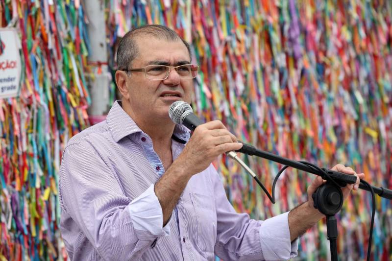 Cerca de 2 mil alunos do curso de formação de praças da Polícia Militar cumprem neste sábado (12) uma etapa importante da preparação: eles saem pela primeira vez às ruas, no estágio supervisionado, para vivenciar situações reais da carreira e, ao mesmo tempo, reforçar o policiamento ostensivo. Em Belém, cerca de 500 homens e mulheres se concentraram na Praça Santuário, em frente à Basílica de Nazaré, e saíram, em seguida, para diversos pontos da capital. A ação faz parte do pacote de medidas de combate à criminalidade e reforço da segurança pública anunciado pelo Governo do Estado. Na foto, Luiz Fernandes, secretário de segurança pública do Pará.
FOTO: SIDNEY OLIVEIRA / AG. PARÁ
DATA: 12.05.2018
BELÉM - PARÁ <div class='credito_fotos'>Foto: Sidney Oliveira/Ag. Pará | <a href='/midias/2018/originais/dddfcace-dde8-445f-bb41-20bbd976220b.jpg' download><i class='fa-solid fa-download'></i> Download</a></div>