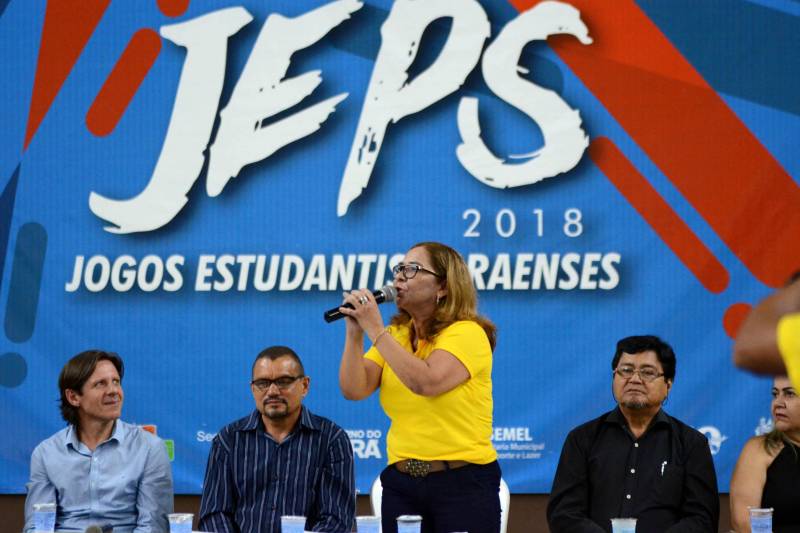Ação esportivo-educacional que há mais de meio século propõe disseminar a cultura da paz e descobrir talentos esportivos, os Jogos Estudantis Paraenses (Jeps) chegam à sua 60ª edição. Até o dia 26 de maio, o município de Parauapebas, no sudeste do Estado, sedia a etapa Carajás, a quarta e última regional, que apontará os representantes da região que vão disputar a etapa estadual, em Belém. Na foto, a diretora geral dos Jeps, Ana Glória Guerreiro.
FOTO: FERNANDO NOBRE / ASCOM SEDUC
DATA: 23.05.2018
PARAUAPEBAS - PARÁ <div class='credito_fotos'>Foto: FERNANDO NOBRE/ASCOM SEDUC | <a href='/midias/2018/originais/dde84e68-26a6-42fb-a461-547cd10d226d.jpg' download><i class='fa-solid fa-download'></i> Download</a></div>