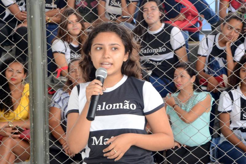 Mais de 600 estudantes contam com um espaço moderno e totalmente revitalizado, com a entrega da Escola de Ensino Médio Salomão Matos, em Salvaterra, no Arquipélago do Marajó. A unidade passou por obras de reforma e ampliação e recebeu, nesta terça-feira (4), a visita da secretária estadual de Educação, Ana Claudia Serruya Hage. “A entrega desta escola é um avanço muito grande, principalmente no termo de infraestrutura. Estamos deixando uma planilha com 142 escolas para próxima gestão entregar em 2019”, destacou a titular da Seduc. Na foto, a aluna do 3º ano, Brenda Lorena.

FOTO: FERNANDO NOBRE / ASCOM SEDUC
DATA: 04.12.2018
SALVATERRA - PARÁ <div class='credito_fotos'>Foto: FERNANDO NOBRE/ASCOM SEDUC   |   <a href='/midias/2018/originais/ddea502e-6efc-4c53-a796-141c6fb6a51b.jpg' download><i class='fa-solid fa-download'></i> Download</a></div>