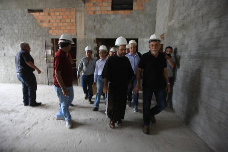 "Hoje é uma nova história, um novo tempo", assim observou o diretor-presidente do Hospital Santa Casa de Misericórdia do município de Óbidos, na região do Baixo Amazonas, a respeito do termo de fomento assinado entre o Governo do Estado, por meio da Secretaria de Saúde Pública (Sespa), e a Associação de Caridade da Santa Casa que garantirá a conclusão da reforma e ampliação da unidade de saúde, orçada em R$ 3,6 milhões. A Santa Casa de Óbidos, unidade quase centenária, fundada em 07/07/1922, é uma das referências em saúde na região formada por municípios da margem esquerda do rio Amazonas. Gerida desde 2014 por uma congregação franciscana, a Santa Casa faz parte do processo de regionalização e descentralização da saúde, que vem sendo promovida pela atual gestão em todas as regiões de integração. Na foto, o Governador Simão Jatene e sua comitiva em visita ao Hospital Santa Casa de Misericórdia do município de Óbidos.
FOTO: RODOLFO OLIVEIRA / AG. PARÁ
DATA: 09.03.2018
ÓBIDOS - PARÁ
<div class='credito_fotos'>Foto: Rodolfo Oliveira/Ag. Pará | <a href='/midias/2018/originais/ddf8a278-df45-411a-85c3-8ecbb575a67e.jpg' download><i class='fa-solid fa-download'></i> Download</a></div>