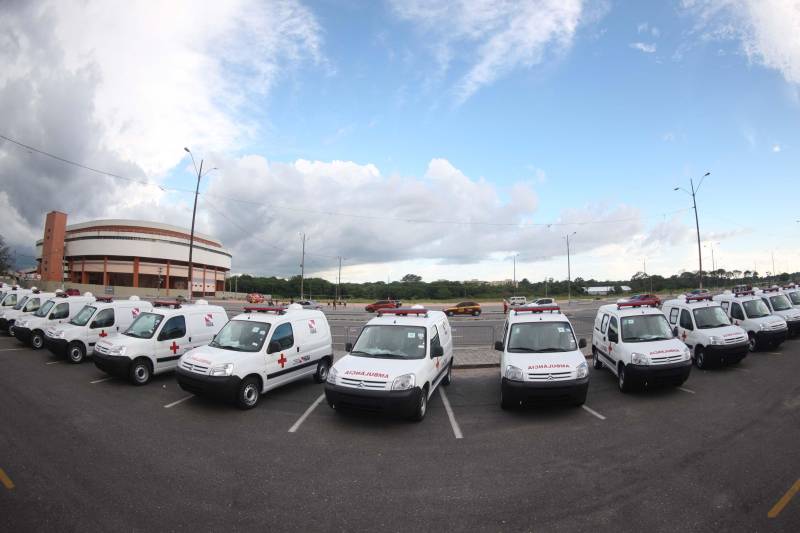 O Governo do Estado entregou, na tarde desta quinta-feira (05), 08 pick-ups e 08 SUVs e mais duas lanchas transatlânticas que irão reforçar a segurança pública nos municípios de Braganca, Capanema, Curuçá e Capanema, no nordeste do Estado e Parauapebas e Marabá na região Sudeste e Breves, no Marajó. O governo também entregou 50 ambulâncias que irão fortalecer a saúde básica nestes municípios. Os equipamentos (foto) foram adquiridos através de recursos provenientes de emendas parlamentares do deputado Wladimir Costa. O evento contou com a presença do governador Simão Jatene, do secretário de Segurança e Defesa Social, Luis Fernandes, do secretário de Saúde Pública Vitor Matheus , prefeitos e outros representantes dos municípios. As viaturas foram repassadas aos municípios dentro do Plano de Ações Imediatas em Segurança Pública que foi elaborado em fevereiro deste ano e que tem , entre outras ações , o reforço das guardas municipais.
FOTO: THIAGO GOMES / AG. PARÁ
DATA: 04.07.2018
BELÉM - PARÁ <div class='credito_fotos'>Foto: Thiago Gomes /Ag. Pará | <a href='/midias/2018/originais/de2bfd92-4dd8-4e9a-9c22-6f4b09f4e662.jpg' download><i class='fa-solid fa-download'></i> Download</a></div>