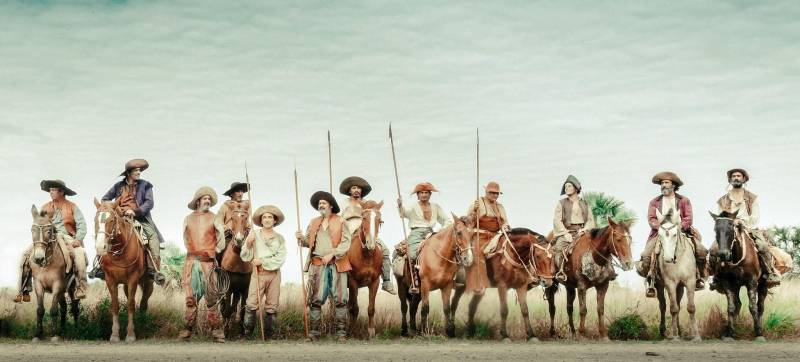 “Zama” (foto), dirigido e escrito pela argentina Lucrecia Martel, terá sessão de estreia nesta quinta-feira, 17, às 20h, no Cine Líbero Luxardo da Fundação Cultural do Pará (FCP). A projeção do filme estará nas sessões regulares do cinema, contando de forma irônica a condição em que se encontra um funcionário da Coroa Espanhola, preso em uma colônia na fronteira da Argentina com Paraguai. Baseado no livro homônimo de Antonio di Benedetto, o longa conta a história de Don Diego de Zama (Daniel Giménez Cacho), um oficial da Coroa Espanhola que no fim do século XVIII parte para Buenos Aires e se junta a um grupo de soldados à caça de um perigoso bandido, enquanto explora terras habitadas por índios.
FOTO: DIVULGAÇÃO
DATA: 15.05.2018
BELÉM - PARÁ
<div class='credito_fotos'>Foto: Divulgação | <a href='/midias/2018/originais/de2ccef4-145e-42e6-a913-64a5b7e15dbf.jpg' download><i class='fa-solid fa-download'></i> Download</a></div>