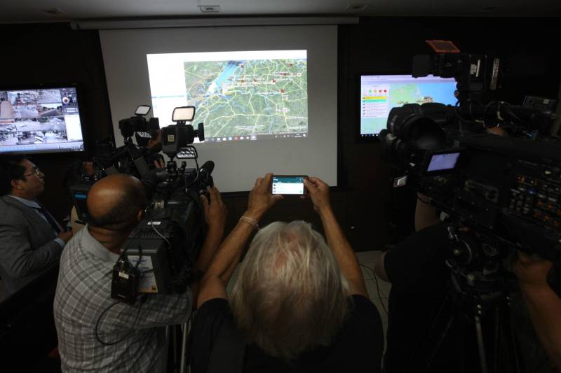 Em reunião realizada na manhã desta segunda-feira (28), na sede da Secretaria de Segurança Pública e Defesa Social do Pará (Segup), órgãos da área de segurança do Estado e de serviços essenciais definiram estratégias de enfrentamento à crise provocada pela greve dos caminhoneiros.

FOTO: RODOLFO OLIVEIRA / AG. PARÁ
DATA: 28.05.2018
BELÉM - PARÁ <div class='credito_fotos'>Foto: Rodolfo Oliveira/Ag. Pará   |   <a href='/midias/2018/originais/de2ddc68-4ca3-4881-81de-b1f73ac62574.jpg' download><i class='fa-solid fa-download'></i> Download</a></div>