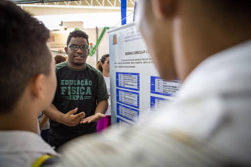 Durante toda esta quinta-feira, 10, a Feira Vocacional da Universidade do Estado do Pará (Uepa) recebeu a visita de estudantes do ensino médio de escolas públicas e particulares da Região Metropolitana de Belém. Cada graduação da Uepa tinha um estande no hall de exposição do Centro Cultural Tancredo Neves (Centur), tudo para que os estudantes pudessem conhecer mais sobre os cursos, a atuação dos profissionais formados e o desenho curricular das disciplinas.
FOTO: NAILANA THIELY / ASCOM UEPA
DATA: 10.05.2018
BELÉM - PARÁ <div class='credito_fotos'>Foto: Nailana Thiely / Ascom Uepa | <a href='/midias/2018/originais/de461ee8-b916-48fb-86f3-4e6edc99c133.jpg' download><i class='fa-solid fa-download'></i> Download</a></div>