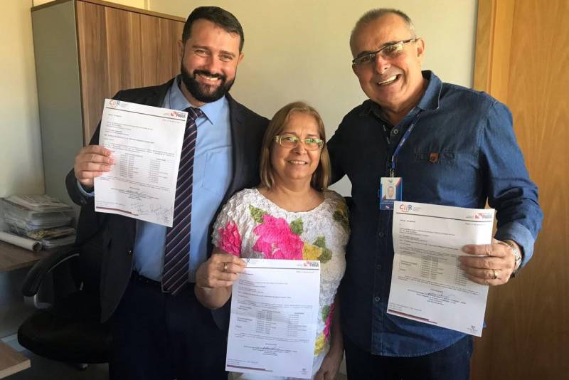 Garantir a acessibilidade e a gratuidade do transporte público pelas Pessoas com Deficiências (PcD), foram os propósitos da parceria firmada esta semana, entre o Centro Integrado de Inclusão e Reabilitação (CIIR), a Secretaria de Saúde Pública do Estado (Sespa) e a Agência de Regulação e Controle de Serviços Públicos do Estado (Arcon). Após reunião entre o diretor executivo do CIIR, José Luz Neto (e), o diretor de Controle Financeiro e Tarifário da Arcon, José Croelhas (d) e a representante da Sespa, Iracy Tupinambá (c), foi acordado que, a partir desta segunda-feira, 25, o CIIR será um dos pontos de recadastramento para os usuários que atenderem aos critérios desse serviço
FOTO: ASCOM CIIR
DATA: 22.06.2018
BELÉM - PARÁ <div class='credito_fotos'>Foto: ASCOM CIIR | <a href='/midias/2018/originais/de478c3e-6606-4c61-a1c5-42a49c357cc1.jpg' download><i class='fa-solid fa-download'></i> Download</a></div>