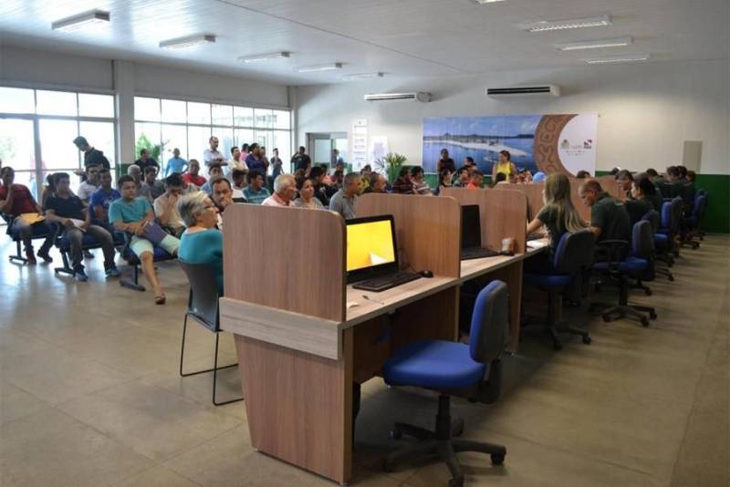 Com o objetivo de dar celeridade e tornar o atendimento ao púlico mais eficiente, além de oferecer melhores condições de trabalho aos seus servidores, o Departamento de Trânsito do Estado (Detran) vem investindo em um amplo programa de modernização do órgão. Alguns dos resultados já podem ser conferidos pelos usuários, como é o caso das facilidades de parcelamento de débitos de veículos e da inauguração de novos postos, ampliando os serviços disponibilizados na Capital e no interior do Estado. Dentre os projetos de modernização estão o Trânsito Seguro, que prevê mais segurança na aquisição da CNH (com controle de dados e biometria), controle de placas e lacres e comunicação de venda eletrônica; o Sistema Integrado de Atendimento (SIA), o qual conta com atendimento ao público via call center, totens de autoatendimento, atendimento pessoal e itinerante; a implantação de novos postos do Detran nas Estações Cidadania, visando a descentralização dos serviços e a acessibilidade; a Telemetria, que irá tornar o processo de habilitação mais seguro a partir do monitoramento, coibindo fraudes; o Sistema Integrado de Fiscalização, que irá utilizar tecnologia para obter informação em tempo real, em conjunto com o Sistema de Segurança Pública; e as ações da Escola Pública de Trânsito, a qual amplia cursos de formação profissional e ações educativas para prevenção de acidentes em todo o Pará. Na foto, posto do Ciretran de santarém, reformado.

FOTO: ASCOM / DETRAN
DATA: 23.05.2018
SANTARÉM - PARÁ <div class='credito_fotos'>Foto: ASCOM DETRAN   |   <a href='/midias/2018/originais/de47f096-20d7-4c62-b9de-8f938b57f814.jpg' download><i class='fa-solid fa-download'></i> Download</a></div>
