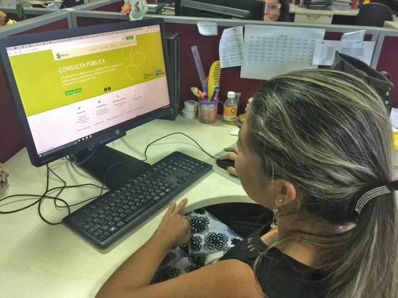 O Instituto de Desenvolvimento Florestal e da Biodiversidade (Ideflor-bio) abriu fórum on-line de Consulta Pública (foto) sobre a minuta do Decreto Governamental para criação da Política Estadual de Manejo Florestal Comunitário e Familiar (PEMFCF). Qualquer cidadão paraense interessado em discutir e opinar sobre a minuta do Decreto pode acessar o fórum, disponível no site do Ideflor-bio, até o dia 7 de junho. De acordo com a gerente de Sociobiodiversidade do Instituto, Cláudia Kahwage, o fórum é uma forma de estender a consulta pública para todo o estado, mesmo para aqueles que não poderão comparecer às reuniões presenciais que acontecerão no mês de junho. “Esse fórum é uma estratégia que complementa as Consultas Públicas presenciais. Os usuários têm acesso ao documento com a minuta do Decreto e ainda podem fazer suas sugestões e comentários no Fórum, para apreciação e debate de todos. Para acessar, basta fazer um breve cadastro”, explica a gerente.
FOTO: ASCOM / IDEFLOR
DATA: 15.05.2018
BELÉM - PARÁ <div class='credito_fotos'>Foto: Ascom Ideflor | <a href='/midias/2018/originais/de4c5b6e-8465-4739-81f8-6ec90e379940.jpg' download><i class='fa-solid fa-download'></i> Download</a></div>
