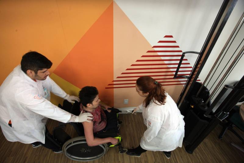 O maior desejo de Saulo Melo, 32 anos, é viver e poder desfrutar das novas oportunidades que tem hoje, depois de passar por uma cirurgia até então inédita no Pará, a hemicorporectomia. O procedimento, realizado no dia 2 de maio deste ano no Hospital Ophir Loyola, em Belém, removeu 40% do corpo do paciente - toda a porção inferior (pelve e membros inferiores).

FOTO: SIDNEY OLIVEIRA / AG. PARÁ
DATA: 03.12.2018
BELÉM - PARÁ <div class='credito_fotos'>Foto: Sidney Oliveira/Ag. Pará   |   <a href='/midias/2018/originais/de505dc1-53b4-4afc-834b-b69da37c4e9b.jpg' download><i class='fa-solid fa-download'></i> Download</a></div>