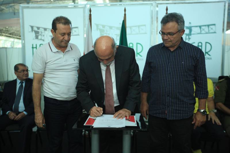 O Governo do Estado reforçou a parceria com a Prefeitura de Belém com a entrega, nesta quarta-feira (4), de 41 veículos que vão potencializar as ações de segurança na capital. A iniciativa faz parte do pacote de ações imediatas para 2018, anunciadas pelo Sistema de Segurança Pública do Estado em fevereiro deste ano contra a violência, que contempla a renovação da frota e equipamentos das Polícias Civil e Militar e fortalecimento das Guardas Municipais em todas as regiões do Estado, entre outras medidas. A entrega ocorreu no Hangar – Centro de Convenções e Feiras, em Belém. Ao todo, foram entregues 41 veículos, sendo seis picapes, dez carros modelo SUV e 25 motocicletas, totalizando um investimento de R$ R$2.062.160,00. Além das viaturas, foi firmado convênio entre o Governo do Estado e Prefeitura no valor de R$2.707.926,00 milhões para a compra equipamentos. O pacote contempla a aquisição de 300 pistolas 380, 16.200 munições e 600 coletes. As duas ações contabilizam mais de R$ 4,7 em investimentos para a Guarda Municipal de Belém. Na foto, o governador Simão Jatene (assinnando).
FOTO: MÁCIO FERREIRA / AG. PARÁ
DATA: 04.07.2018
BELÉM - PARÁ <div class='credito_fotos'>Foto: MÁCIO FERREIRA/ AG. PARÁ | <a href='/midias/2018/originais/de52dc51-9fb8-479e-84d9-5ac47b507fbd.jpg' download><i class='fa-solid fa-download'></i> Download</a></div>