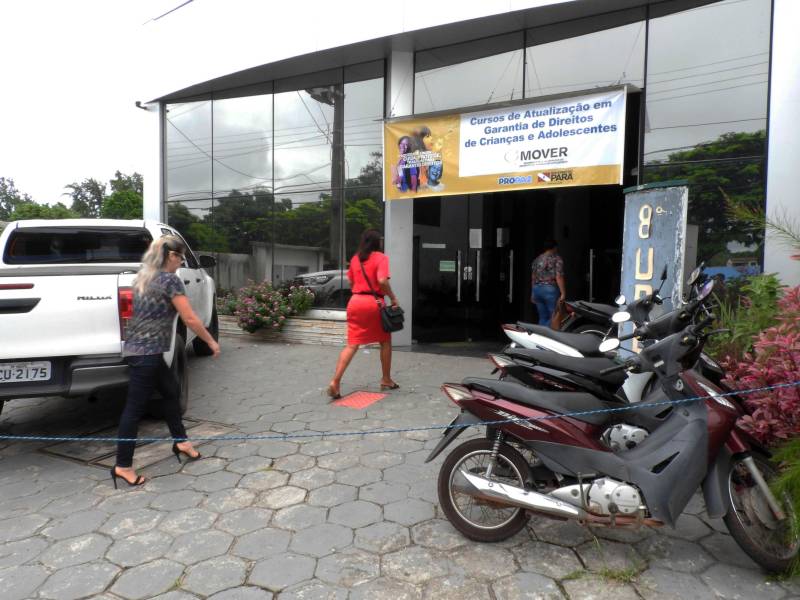 O município de Castanhal, na Região Metropolitana de Belém (RMB), recebeu nesta terça-feira (20) o Movimento pela Valorização do Estatuto da Criança e do Adolescente (Mover), que promove uma capacitação destinada a elaborar com órgãos do Executivo, Legislativo e Judiciário, além de representantes da sociedade civil, conselheiros tutelares e demais membros da rede de garantia de direitos da criança e adolescentes, ações e estratégias para o fortalecimento dos direitos de menores de 18 anos. O encontro será realizado até a próxima quinta-feira (22), das 09 às 17 h, no auditório da URE 8 (Unidade Regional de Educação).
FOTO: CARLOS SODRÉ / AG. PARÁ
DATA: 19.02.2018
CASTANHAL - PARÁ <div class='credito_fotos'>Foto: CARLOS SODRÉ / AG. PARÁ | <a href='/midias/2018/originais/de592d4f-04cf-49ca-80cc-f97b0d187858.jpg' download><i class='fa-solid fa-download'></i> Download</a></div>