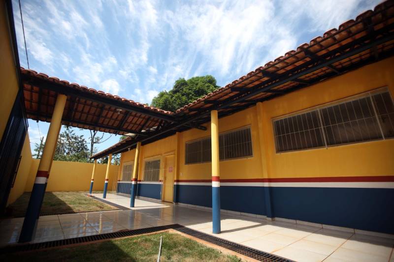 Também foram entregues nesta segunda (25) obras no distrito de Serra Pelada, em Curionópolis, sudeste do Estado. Uma das inaugurações foi a da Escola Estadual de Ensino Médio Joaquina Diamantina. A unidade de ensino teve investimento de R$ 220 mil em serviços nas redes elétrica e hidráulica, além de pintura, melhoria do forro e cobertura, assim como parte do piso, muro e calçada. Fundada em 1989, a escola foi praticamente reconstruída para atender com qualidade os 232 estudantes, nos turnos da tarde e à noite. São três salas de aula; bloco administrativo (sala da direção, sala dos professores e secretaria); uma copa cozinha, uma dispensa para armazenamento de alimentos da merenda escolar e banheiros masculino, feminino e de pessoa com deficiência (PCD). Em Curionópolis, o governador também entregou a pavimentação asfáltica de quatro quilômetros de vias urbanas, uma parceria com a Prefeitura de Curionópolis, dentro do Programa Asfalto na Cidade. Para esta obra, foram destinados R$ 1,7 milhão, que incluem serviços em terra, sub-base e base, pavimentação em CBUQ (Concreto Betuminoso Usinado a Quente) de três centímetros de espessura, meio-fio de concreto com lâmina d’água e sinalização horizontal. Curionópolis é um dos 99 municípios paraenses que assinaram com o governo o Termo de Asfalto, sendo que 33 já iniciaram as obras. Somados, os termos garantirão 529,6 km de pavimentação de vias urbanas – um investimento total de quase R$ 255 milhões do Tesouro Estadual.
FOTO: THIAGO GOMES / AG. PARÁ
DATA: 25.06.2018
CURIONÓPOLIS - PARÁ <div class='credito_fotos'>Foto: Thiago Gomes /Ag. Pará | <a href='/midias/2018/originais/de6a6951-9d08-4f28-bc43-13ca7c097430.jpg' download><i class='fa-solid fa-download'></i> Download</a></div>