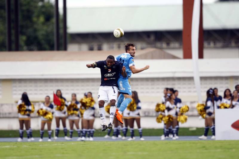 Foram exatos dois meses tentando assistir ao seu primeiro Re x Pa em 2018. Neste domingo, finalmente, a estudante Hendrea Souza convenceu o noivo, Arthur Pantoja, a levá-la ao Estádio Olímpico do Pará, o Mangueirão. E logo numa final. "Só trouxe porque vim no domingo passado e vi algumas mudanças no esquema de segurança", disse Arthur. "Tem mais policiais e a bebedeira em volta do estádio praticamente acabou", afirmou. As mudanças realmente aconteceram a partir do clássico do último dia primeiro e já surtiram efeito. A chamada “Operação Mangueirão” pôs em prática ações de ordenamento no entorno do estádio, com início a partir das 7h30 e encerramento às 20h. A operação determina a delimitação de espaço para atuação de vendedores ambulantes, proibição de veículos com sons automotivos ao redor do estádio e de barracas irregulares, seis pontos de bloqueio e dois para o ingresso de comerciantes e orientações ao público.
FOTO: THIAGO GOMES / AG. PARÁ
DATA: 08.04.2018
BELÉM - PARÁ <div class='credito_fotos'>Foto: Thiago Gomes /Ag. Pará | <a href='/midias/2018/originais/de7217a0-a2bc-4e48-b387-a94f459ad7a6.jpg' download><i class='fa-solid fa-download'></i> Download</a></div>