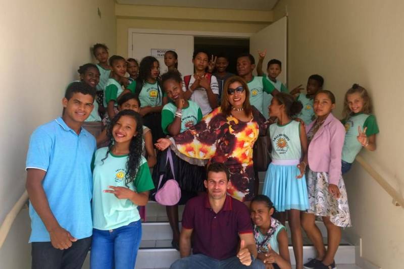 Foi grande a movimentação no segundo dia do primeiro Salão do Livro de Carajás, neste sábado, 28. A programação começou com apresentação cultural de escolas de 17 comunidades da zona rural de Marabá. Cerca de 360 estudantes do campo puderam mostrar projetos pedagógicos. A pedagoga das Escolas do Campo da Secretaria de Educação, Lucia Batista (foto), afirmou que as apresentações são resultado do trabalho realizado no dia a dia dos estudantes.
FOTO: ASCOM CRGSP
DATA: 28.04.2018
MARABÁ - PARÁ <div class='credito_fotos'>Foto: ASCOM CRGSP | <a href='/midias/2018/originais/de77b635-7d5c-410f-aa95-30d1bd6df4d4.jpg' download><i class='fa-solid fa-download'></i> Download</a></div>