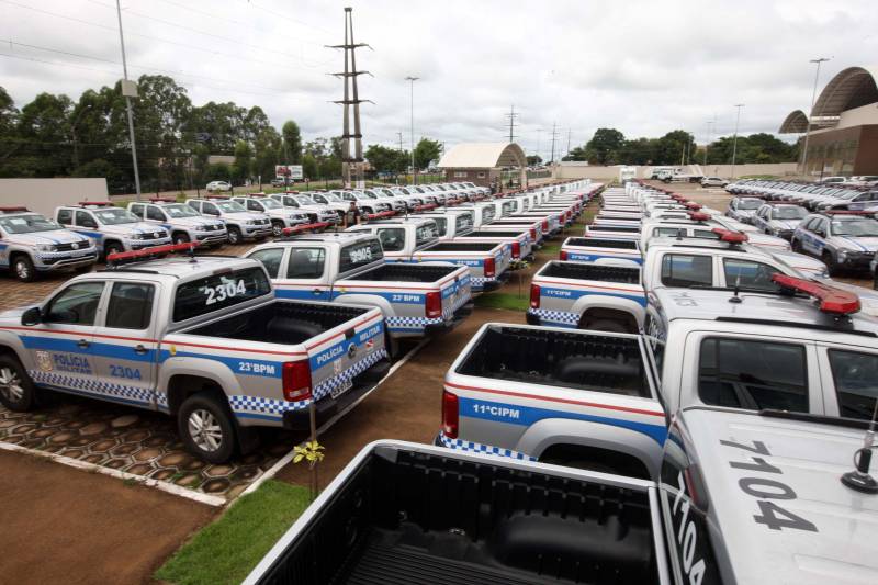 O Governador do Estado, Simão Jatene, também entregou para a região mais de 90 viaturas (foto) , 65 caminhonetes e 27 carros utilitários (pálios weekend), com destaque para duas da patrulha rural e uma para ronda escolar específica para Marabá. O Secretário de Estado de Segurança Pública, Luiz Fernandes, ressaltou que os veículos vão substituir a frota nas regiões sul e sudeste. “Surgiu uma demanda do policiamento rural, e já uma semana depois, por determinação do governador, já trouxemos as viaturas e já temos o policiamento disponível para fazer esse patrulhamento, que vai iniciar na região sudeste, mas se estenderá para a região sul e nordeste do estado. Hoje estamos substituindo toda a frota de veículos da região sul e sudeste, além disso o governador determinou onde tiver policiamento vai ter uma viatura, e já foi apresentado para a região os novos policiais que tomaram posse, nós não temos mais nenhum município sem delegado”, pontuou. Outras conquistas citada pelo Secretário da SEGUP foi o aumento do Núcleo de Apoio à Investigação e a criação de um conselho regional para acompanhar as ações de segurança pública.
FOTO: SIDNEY OLIVEIRA / AG. PARÁ
DATA: 06.04.2018
MARABÁ - PARÁ <div class='credito_fotos'>Foto: Sidney Oliveira/Ag. Pará | <a href='/midias/2018/originais/de7a1862-3a1d-422a-b687-2bb06d7700a3.jpg' download><i class='fa-solid fa-download'></i> Download</a></div>