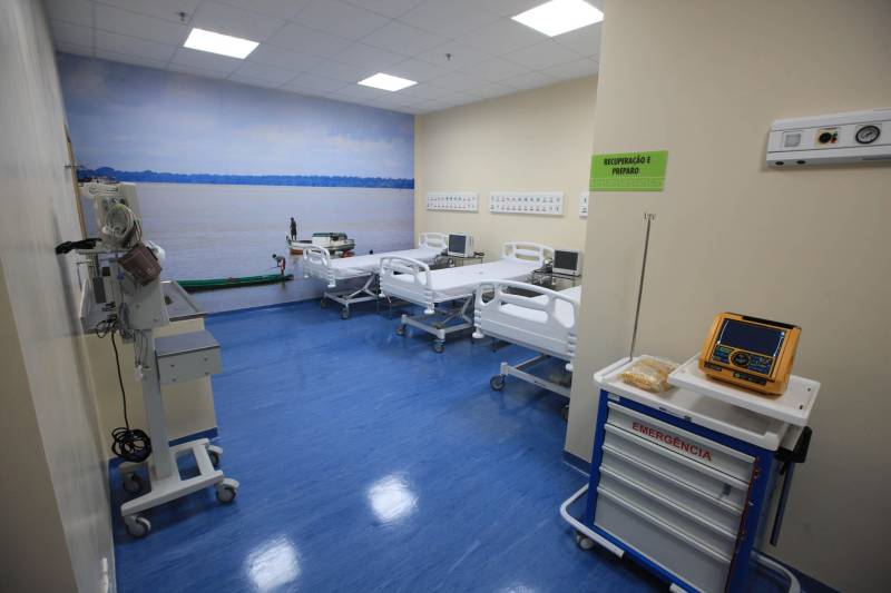 O governador Simão Jatene fez neste domingo (30), às 11 h, uma visita técnica (foto) às instalações do novo Hospital Abelardo Santos, no Distrito de Icoaraci, na Região Metropolitana de Belém. Como fez em Capanema (nordeste do Pará), no novo Hospital Regional dos Caetés, o governador convidou pessoas da comunidade para acompanhá-lo na visita. O objetivo foi mostrar à população que o hospital está pronto para ser inaugurado. "Alguns pequenos detalhes, obrigatórios para a entrada em funcionamento de qualquer hospital, ainda precisam ser feitos, como a assepsia dos ambientes e a calibragem dos equipamentos. Mas o ‘Abelardo’ está pronto, e já é o maior hospital da Região Metropolitana", disse o governador.

FOTO: CRISTINO MARTINS / AG. PARÁ
DATA: 30.12.2018
ICOARACI - PARÁ <div class='credito_fotos'>Foto: Cristino Martins/Ag. Pará   |   <a href='/midias/2018/originais/de805487-b614-4926-84cd-27e96d11f874.jpg' download><i class='fa-solid fa-download'></i> Download</a></div>