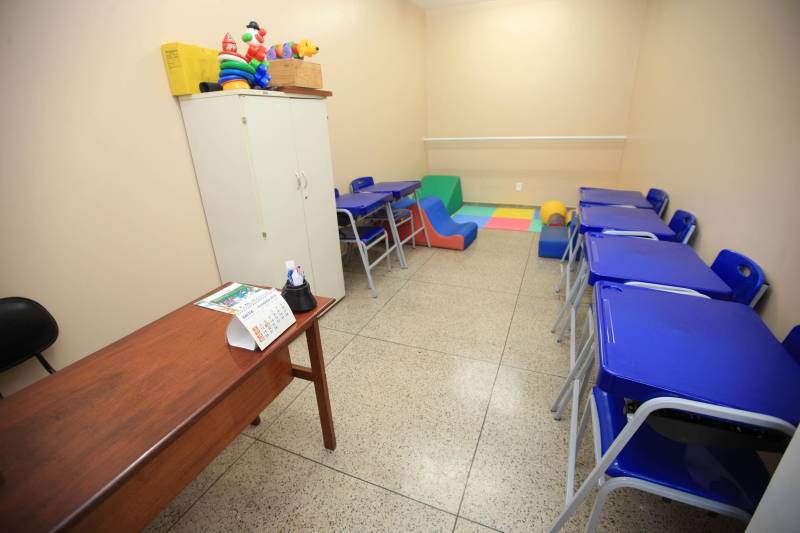 "Hoje vim para uma agenda de inauguração, mas vivi uma experiência de amor, que emana em cada ação dos alunos, professores, direção e de cada um que faz parte desta escola que se torna tão especial porque tem alma". A declaração foi feita pelo governador Simão Jatene, nesta terça, 27, durante a inauguração da obra de reforma e ampliação da Escola Álvares de Azevedo (foto), localizada no Bairro de Batista Campos, em Belém. O governador transformou a inauguração em uma grande confraternização. Passou a tarde na Escola e fez questão de cantar e dançar com os alunos, que expressaram muita gratidão pela obra. Atendendo atualmente 436 alunos, a “Álvares de Azevedo” é uma Unidade Especializada dedicada à educação de estudantes com deficiência visual, e que trabalha nos eixos da educação e da habilitação.
FOTO: MÁCIO FERREIRA / AG. PARÁ
DATA: 27.03.2018
BELÉM - PARÁ <div class='credito_fotos'>Foto: MÁCIO FERREIRA/ AG. PARÁ | <a href='/midias/2018/originais/de814b92-adfd-4edf-9a87-ee76eb4c70f8.jpg' download><i class='fa-solid fa-download'></i> Download</a></div>