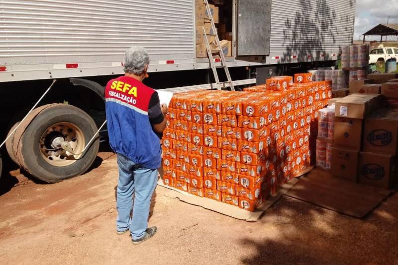 Dezoito mil latas de cerveja foram apreendidas no município de Marabá, neste domingo (11), durante operação da Secretaria de Estado da Fazenda (Sefa). A carga foi encontrada em um caminhão que saiu do estado de Goiás com destino ao município de Jacundá, na região Sudeste do Pará
FOTO: ASCOM SEFA
DATA: 11.03.2018
JACUNDÁ - PARÁ <div class='credito_fotos'>Foto: Ascom Sefa | <a href='/midias/2018/originais/de82c127-1934-4058-a4e6-98681e8d3a20.jpg' download><i class='fa-solid fa-download'></i> Download</a></div>