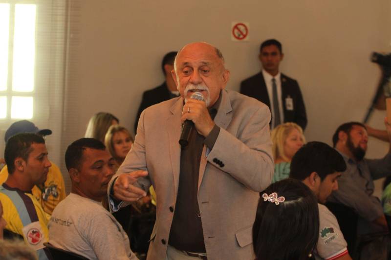 O Governo do Estado entregou, nesta segunda-feira, 12, no Palácio do Governo, 75 motocicletas a mototaxistas de Belém, Castanhal, Ananindeua e Igarapé-Açu. As motos foram adquiridas pelos mototaxistas por meio do Credcidadão, programa que incentiva a geração de trabalho e renda entre os microempreendedores com necessidades financeiras. O governador Simão Jatene (foto) fez a entrega das chaves das motos, acompanhado do prefeito de Belém, Zenaldo Coutinho; do presidente da Assembleia Legislativa do Estado do Pará (Alepa), Márcio Miranda; dos deputados Eliel Faustino e Coronel Neil; do secretário de Desenvolvimento Econômico, Indústria, Comércio e Mineração, Hildegardo Nunes; do diretor-geral do Credcidadão, Jorge Rezende e de representantes de sindicatos e associações de mototaxistas, entre eles o presidente do Sindicato dos Mototaxistas do Pará, José Ribamar Soares, o Alemão.
FOTO: CRISTINO MARTINS / AG. PARÁ
DATA: 12.11.2018
BELÉM - PARÁ <div class='credito_fotos'>Foto: Cristino Martins/Ag. Pará | <a href='/midias/2018/originais/de8729dc-3fe6-4df8-b0c8-227f20e86be1.jpg' download><i class='fa-solid fa-download'></i> Download</a></div>