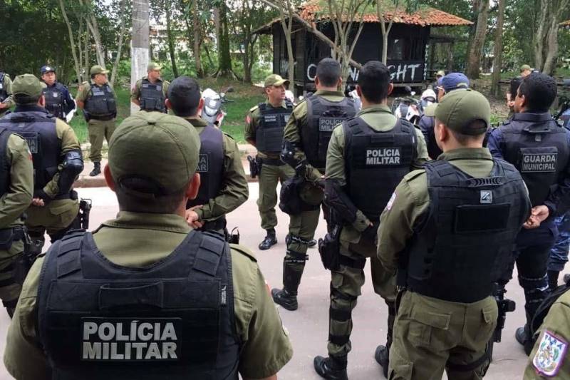 A Polícia Militar do Estado iniciou nesta segunda-feira, 30, a operação Sáfara 3, de combate à criminalidade na Grande Belém. Duas áreas de grande incidência criminal Guamá e Tapanã, foram priorizadas nesse primeiro dia de operação. A partir do bairro do Guamá, os policiais percorreram áreas dos bairros da Terra Firme e Jurunas. A partir do Tapanã, foram atendidas áreas da Pratinha, Bengui e Parque Verde. A escolha dos locais teve por base ocorrências criminais monitoradas pela inteligência da Polícia Militar. Só nos bairros do Bengui e Cabanagem, no mês de abril, foram contabilizados onze homicídios. Na foto, o coronel Hilton Benigno, comandante geral da Polícia Militar.
FOTO: ASCOM / POLÍCIA MILITAR
DATA: 30.04.2018
BELÉM - PARÁ
<div class='credito_fotos'>Foto: Ascom Polícia Militar | <a href='/midias/2018/originais/de92c3e7-e29c-4f76-ac18-5b14e866e043.jpg' download><i class='fa-solid fa-download'></i> Download</a></div>