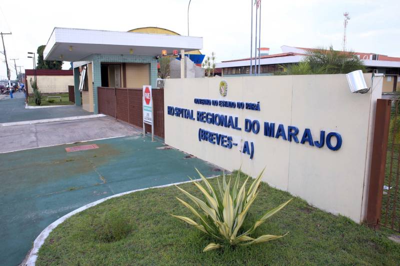 No município de Breves, onde está localizado, o Hospital Regional Público do Marajó (HRPM, na foto), apenas 27,11% das crianças foram vacinadas. O pediatra faz um apelo, “a Poliomielite é uma doença que não tem cura quando adquirida, só a vacinação pode evitar que a doença seja contraída. É um dever dos pais levarem seus filhos aos postos de vacinação para prevenir essa grave doença”, esclarece.
FOTO: ASCOM / HRPM
DATA: 08.07.2018
BREVES - PARÁ <div class='credito_fotos'>Foto: Ascom HRPM | <a href='/midias/2018/originais/de95cd36-34cc-46c2-a28b-6e97affbac0a.jpg' download><i class='fa-solid fa-download'></i> Download</a></div>