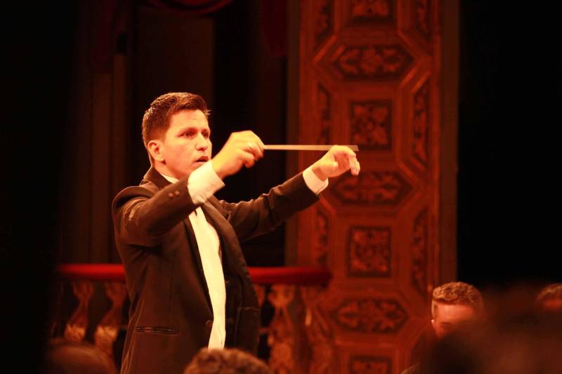O concerto de abertura da temporada artística da Fundação e do Instituto Estadual Carlos Gomes teve um sabor especial para o regente Rodrigo Moraes (foto). Ele acabou de concluir o bacharelado em Regência de Bandas e fez sua estreia como regente com diploma de nível superior conduzindo a Banda Sinfônica da Fundação Carlos Gomes.
FOTO: ASCOM FCG
DATA: 27.03.2018
BELÉM - PARÁ <div class='credito_fotos'>Foto: ASCOM FCG | <a href='/midias/2018/originais/de98c6cf-e5b1-4c85-9458-65ead310d26c.jpg' download><i class='fa-solid fa-download'></i> Download</a></div>