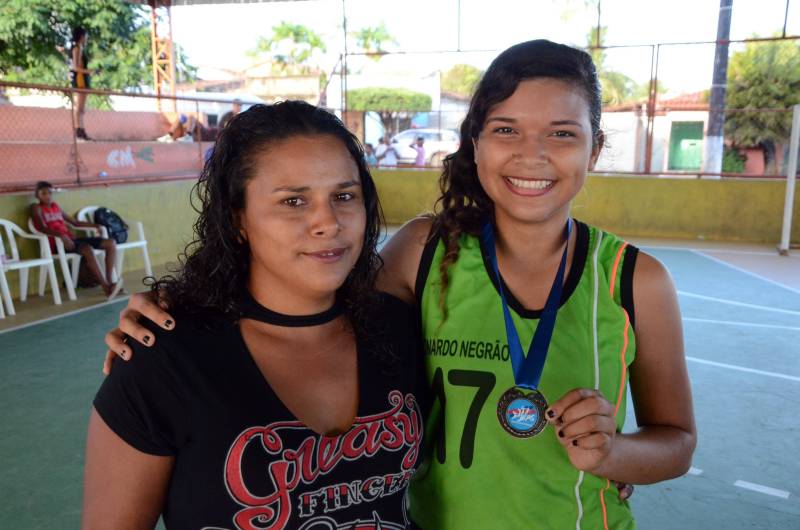 A Regional Mocajuba dos Jogos Estudantis Paraenses (JEPs), que ocorreu de 16 a 20 deste mês reunindo municípios do Baixo Tocantins, foi encerrada com festa no final de semana, pelos atletas que garantiram vagas na Etapa Estadual da competição, marcada para o período de 19 a 22 de junho, na Arena Guilherme Paraense, em Belém, com as finais transmitidas ao vivo pela TV Cultura do Pará. A agricultora Joyce Silva, mãe da atleta Tânia Silva (foto), aluna da Escola Leonardo Negrão, considera “muito importante a participação da família na educação dos filhos. Faço questão de participar das atividades educacionais e também esportivas”.
FOTO: ELISEU DIAS / ASCOM SEDUC
DATA: 20.05.2018
MOCAJUBA - PARÁ <div class='credito_fotos'>Foto: Eliseu Dias / Ascom Seduc | <a href='/midias/2018/originais/de9ad3d8-06ad-4bed-8fd9-584986f6287b.jpg' download><i class='fa-solid fa-download'></i> Download</a></div>