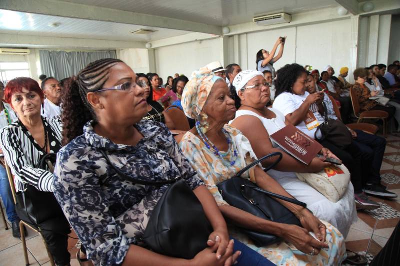 Com debates sobre representatividade, violência e racismo contra populações de matriz africana, quilombolas e indígenas, a IV Conferência Estadual de Promoção da Igualdade Racial foi aberta nesta terça-feira, 27, no Hotel Gold Mar, em Belém.
FOTO: WAGNER ALMEIDA / ASCOM SEJUDH
DATA: 27.03.2018
BELÉM - PARÁ
<div class='credito_fotos'>Foto: Wagner Almeida/ Ascom Sejudh | <a href='/midias/2018/originais/de9b0108-07f9-49a5-8e8d-362241cd002a.jpg' download><i class='fa-solid fa-download'></i> Download</a></div>