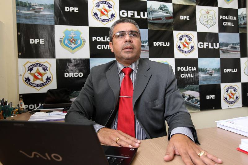 Para o diretor do GFLU, delegado Dilermando Cabral (foto), a promoção do bem comum é o objetivo principal do policiamento aquaviário. “O radiopatrulhamento executado na Bacia Hidrográfica do Estado, além de ações no âmbito investigatório através da Delegacia Fluvial, de resgate e salvamento, com atuações em naufrágios e até em ações sociais, com o projeto Ribeirinho da paz ou em apoio a outros órgãos, tudo em promoção do bem comum”, explica o diretor.
FOTO: CLÁUDIO SANTOS / ARQUIVO AG. PARÁ
DATA: 27.04.2018
BELÉM - PARÁ <div class='credito_fotos'>Foto: Marcelo Lelis / Ag. Pará | <a href='/midias/2018/originais/deac11db-14c4-46a3-9590-a83cc67f7091.jpg' download><i class='fa-solid fa-download'></i> Download</a></div>