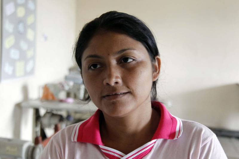 Detentas do Centro de Recuperação Feminino (CRF) de Ananindeua (na Região Metropolitana de Belém) que fazem parte da Cooperativa de Trabalho Arte Feminina Empreendedora (Coostafe), primeira cooperativa formada exclusivamente por internas do sistema penitenciário no Brasil, realizaram um curso de capacitação para produção de almofadas decorativas. A iniciativa é da Superintendência do Sistema Penitenciário do Estado (Susipe), em parceria com o Serviço Nacional de Aprendizagem Rural (Senar). Nas aulas, as participantes confeccionaram almofadas e aprenderam técnicas como entrelaçados de fita, aplicação de tecidos, captonê (pontos feitos com cordões ou fios grossos) e patchwork, conhecida como "crazy" – junção de pequenos pedaços de vários tecidos diferentes e irregulares, que são cortados e costurados em um bloco, possibilitando a utilização de restos de retalhos utilizados em outras produções pela cooperativa. Na foto, a interna Patrícia de Paula.
FOTO: AKIRA ONUMA / ASCOM SUSIPE
DATA: 24.04.2018
BELÉM - PARÁ <div class='credito_fotos'>Foto: Akira Onuma / Ascom Susipe | <a href='/midias/2018/originais/deb0d55c-73fa-4f47-a136-09d1a8ba84c8.jpg' download><i class='fa-solid fa-download'></i> Download</a></div>