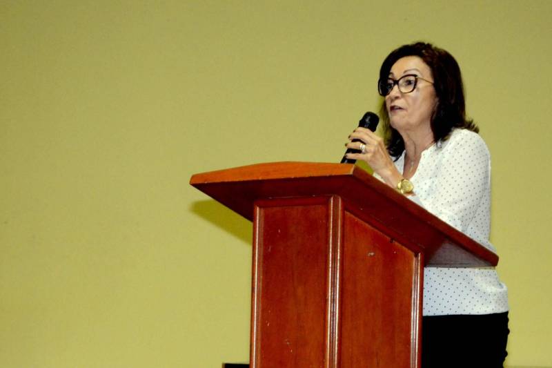 Técnicos e gestores de Unidades Seduc na Escola (USEs) e Unidades Regionais de Educação (UREs), além de diretores e professores de escolas de todo o Pará, participaram na manhã desta terça-feira (06), no auditório da Escola Estadual de Educação Tecnológica Anísio Teixeira, em Belém, do dia nacional de mobilização em torno da Base Nacional Comum Curricular (BNCC) da educação infantil e do ensino fundamental. A data, marcada como o “Dia D de Discussão da BNCC” - documento que define os conhecimentos essenciais que todos os alunos da educação básica têm o direito de aprender -, foi instituída pelo Ministério da Educação (MEC), Conselho Nacional de Secretários de Educação (Consed), União Nacional de Dirigentes Municipais de Educação (Undime) e secretarias estaduais e municipais de Educação, para debater a estrutura e as competências do texto, homologado pelo MEC em dezembro do ano passado. Para a diretora de Ensino Infantil e Fundamental da Seduc, Marizete Martins, o “Dia D” representa apenas o início de uma mobilização que deverá reverberar o ano inteiro nas escolas estaduais e dos municípios, para que em 2019 as redes de ensino de ensino público do Estado e dos municípios possam contar com currículos escolares adaptados às novas exigências da BNCC. “A partir de hoje, todas as nossas escolas deverão desenvolver eventos e momentos semelhantes a esse, para que possamos, no ano que vem, implementar efetivamente a BNCC. Para isso, a Seduc estará à disposição das escolas, para ajudar no que for necessário”, informou Marizete Martins. Na foto, a secretária adjunta de Planejamento e Gestão da Seduc, Mariléa Sanches.
FOTO: RAI PONTES / ASCOM SEDUC
DATA: 06.03.2018
BELÉM - PARÁ <div class='credito_fotos'>Foto: Rai Pontes/Ascom Seduc | <a href='/midias/2018/originais/debeffc7-2b5c-4844-a9ec-e79b7e156260.jpg' download><i class='fa-solid fa-download'></i> Download</a></div>