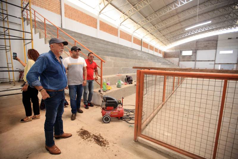 Izabela Jatene, secretária de Estado de Municípios Sustentáveis, destacou a importância dessas obras. “É uma agenda mútua que vínhamos trabalhando com o prefeito local há bastante tempo. Hoje entregamos os Bombeiros, mas também investimos R$2,5 milhões na reforma do Hospital que já está em andamento junto com a contrapartida da Prefeitura; a construção do Ginásio de Esportes, com R$1,4 milhão do Estado e R$ 600 mil da Prefeitura e o asfalto no Jubim. Quando você tem uma gestão municipal comprometida e uma população que participa, tudo fica mais fácil, e assim trabalhamos para tornar os municípios cada vez mais fortes”, afirmou.O governador Simão Jatene ainda visitou as obras do Ginásio, que já atinge cerca de 60% das obras concluídas, e o asfalto na Vila do Jubim, que está em fase final. Jatene também anunciou que a cidade vai ganhar mais dois quilômetros de asfalto.


FOTO: MÁCIO FERREIRA / AG PARÁ
DATA: 24.01.2018
SALVATERRA - PARÁ <div class='credito_fotos'>Foto: MÁCIO FERREIRA/ AG. PARÁ   |   <a href='/midias/2018/originais/decbcddc-3c31-4459-8e1c-e9204672c637.jpg' download><i class='fa-solid fa-download'></i> Download</a></div>