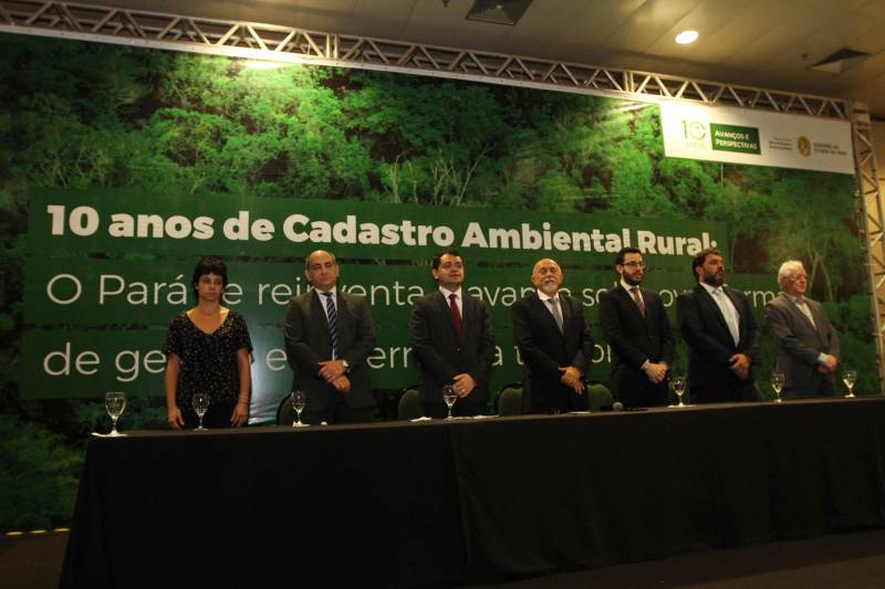 O governador Simão Jatene participou na manhã desta terça-feira, 27, da abertura do Seminário “Cadastro Ambiental Rural (CAR) 10 Anos: Avanços e Perspectivas”, promovido pela Secretaria de Meio Ambiente e Sustentabilidade (Semas), no Hangar – Centro de Convenções e Feiras da Amazônia. 

FOTO: CRISTINO MARTINS / AG. PARÁ
DATA: 27.11.2018
BELÉM - PARÁ <div class='credito_fotos'>Foto: Cristino Martins/Ag. Pará   |   <a href='/midias/2018/originais/ded2c3bd-5686-4a26-b0e2-04cf08be41bf.jpg' download><i class='fa-solid fa-download'></i> Download</a></div>
