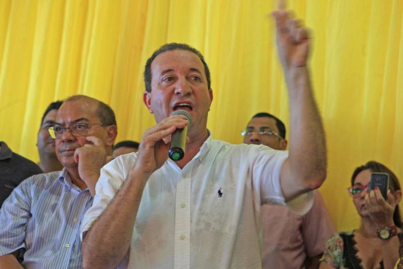 A agenda de fortalecimento das gestões municipais por meio da integração entre governo do Estado e prefeituras teve novo capítulo nesta segunda-feira (4) em Bragança, no nordeste do Pará, com a celebração de convênios que viabilizam obras e serviços nas áreas de infraestrutura e educação. A secretária extraordinária de Municípios Sustentáveis, Izabela Jatene, cumpriu agenda no município, pela manhã, ao lado de deputados federais e estaduais e autoridades locais. Na ocasião, ela entregou 16 novas viaturas para a Polícia Militar, para reforçar o trabalho de segurança pública na região. A cerimônia de assinatura dos convênios ocorreu no salão paroquial da comunidade Imaculada Conceição, às margens da Rodovia PA-112. “O governo do Estado está aqui hoje para cumprir mais uma agenda que tem como objetivo garantir autonomia às gestões municipais por meio da pactuação com o Estado. Vale lembrar que isso só é possível porque o Pará tem contas equilibradas que permitem que os investimentos não parem e porque Bragança está com a situação fiscal em dia. E, claro, porque vocês pagaram seus impostos”, frisou Izabel Jatene. Na foto, o presidente da Assembleia Legislativa, Márcio Miranda (DEM). 

FOTO: RODOLFO OLIVEIRA / AG. PARÁ
DATA: 04.06.2018
BELÉM - PARÁ <div class='credito_fotos'>Foto: Rodolfo Oliveira/Ag. Pará   |   <a href='/midias/2018/originais/ded666ce-eadc-456f-95d0-107f99f6a3bb.jpg' download><i class='fa-solid fa-download'></i> Download</a></div>