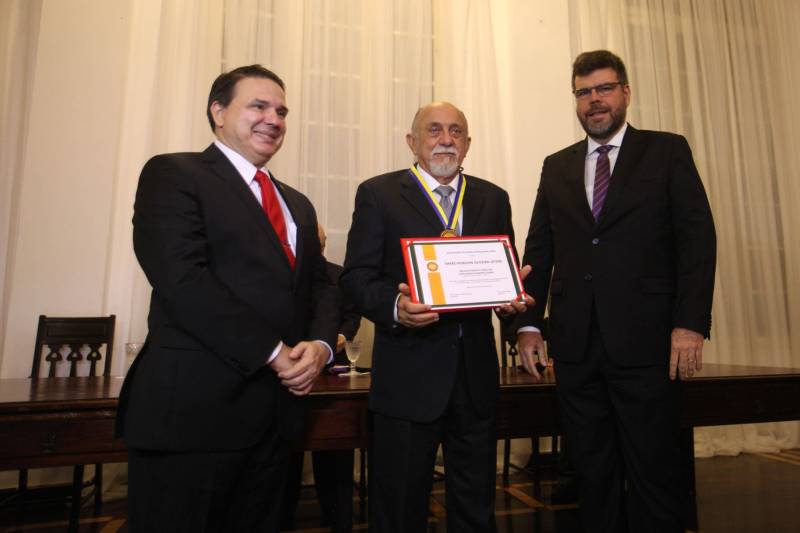 O governador Simão Jatene (c) foi homenageado pela Associação do Corpo Consular no Estado do Pará (ACCP) com a Comenda do Mérito Consular João Clemente Baena Soares. A maior honraria da entidade foi entregue na noite desta quinta-feira (22), no salão nobre do prédio sede da Associação Comercial do Pará (ACP), em Belém.
FOTO: IGOR BRANDÃO / AG. PARÁ
DATA: 22.02.2018
BELÉM - PARÁ <div class='credito_fotos'>Foto: IGOR BRANDÃO / AG. PARÁ | <a href='/midias/2018/originais/dee83950-c4c9-4b45-939e-7489275085bc.jpg' download><i class='fa-solid fa-download'></i> Download</a></div>