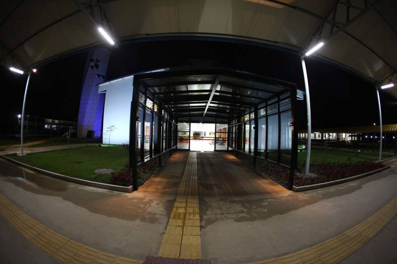Um espaço moderno, com atendimento de alta qualidade. Assim é o Centro Integrado de Inclusão e Reabilitação (CIIR), inaugurado pelo Governo do Estado na tarde desta quarta-feira (30). O centro integra vários serviços em um único local. Da assistência médica, odontológica, passando pela reabilitação, capacitação, oficinas para produção de próteses e serviço de apoio e diagnósticos em crianças, jovens e adultos com deficiência no Estado do Pará. Localizado na rodovia Arthur Bernardes, em Belém, às margens da Baía do Guajará, o Centro Integrado é o primeiro na região Norte e fica em uma área total de mais de 40 mil metros quadrados. A obra foi iniciada em março de 2014 e está orçada em mais de R$ 32 milhões, recursos do tesouro estadual. O CIIR faz parte das ações previstas pelo Governo do Estado ampliando os serviços já oferecidos pela Secretaria de Estado de Saúde Pública (Sespa). 

FOTO: ANTÔNIO SILVA / AG. PARÁ 
DATA: 23.05.2018 
BELÉM - PARÁ <div class='credito_fotos'>Foto: Antônio Silva/Ag. Pará   |   <a href='/midias/2018/originais/deec1ba4-d491-482e-bc30-1cb526d23c9e.jpg' download><i class='fa-solid fa-download'></i> Download</a></div>