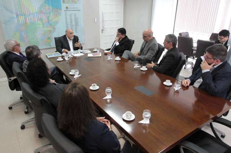 O governador Simão Jatene vai receber, no próximo dia 22, a Comenda do Mérito Consular João Clemente Baena Soares, a maior premiação ofertada pela Associação do Corpo Consular no Estado do Pará (ACCP). O convite foi entregue ao governador nesta quinta-feira (15) por sete integrantes do Corpo Consular, no Palácio do Governo.
FOTO: CRISTINO MARTINS / AG. PARÁ
DATA: 15.02.2018
BELÉM - PARÁ <div class='credito_fotos'>Foto: Cristino Martins/Ag. Pará | <a href='/midias/2018/originais/def9ac87-cff2-4de5-8e5c-f62a1c2da78e.jpg' download><i class='fa-solid fa-download'></i> Download</a></div>