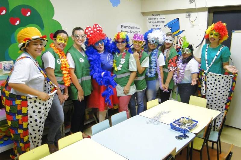 Quando saiu de casa para fazer um exame de raio X no Hospital Regional Público da Transamazônica (HRPT), em Altamira, oeste do Pará, Odir de Oliveira, 47 anos, não imaginou que acabaria participando de um “bloco de Carnaval”. Além de fazer o exame, ele assistiu à ação do Grupo de Trabalho de Humanização (GTH) do hospital, que nesta sexta-feira (09) animou os corredores da unidade cantando marchinhas e conscientizando pacientes, acompanhantes e funcionários sobre a importância da doação de sangue. Até quem não é muito entusiasta da folia aprovou a iniciativa.
FOTO: ASCOM HRPT
DATA: 09.02.2018
BELÉM - PARÁ <div class='credito_fotos'>Foto: ASCOM HRPT | <a href='/midias/2018/originais/defa0151-cc36-4b66-8d34-8236f6de8b0c.jpg' download><i class='fa-solid fa-download'></i> Download</a></div>