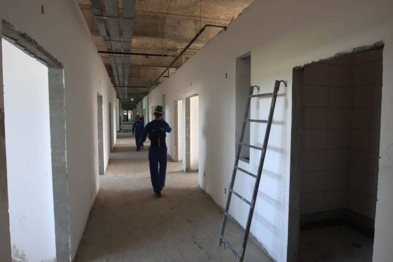 Em Castanhal, o Hospital Regional do município é outro que o Governo do Estado vai entregar até o final de 2018. Terá 179 leitos, sendo 40 de Unidades de Tratamento Intensivo - 20 adulta e 20 pediátrica; um Centro Cirúrgico com seis salas; serviços de urgência e emergência; radioterapia, quimioterapia e hemodiálise.
FOTO: SIDNEY OLIVEIRA / AG. PARÁ
DATA: 18.10.2018
CASTANHAL - PARÁ <div class='credito_fotos'>Foto: Sidney Oliveira/Ag. Pará | <a href='/midias/2018/originais/df01efe3-5818-4881-a259-27288deb5e93.jpg' download><i class='fa-solid fa-download'></i> Download</a></div>