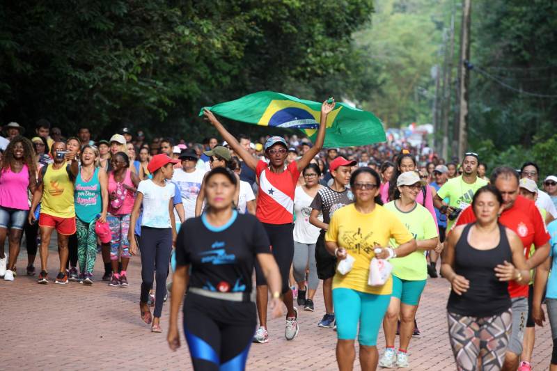 Uma reabertura feita a milhares de mãos. A fita inaugural colocada no inicio da trilha principal do Parque do Utinga foi rompida por mais de cinco mil pessoas ansiosas pelo inicio da caminhada, marcando o segundo dia da programação de reabertura do mais novo espaço paraense de lazer e interatividade com a natureza.
FOTO: SIDNEY OLIVEIRA / AG. PARÁ
DATA: 17.03.2018
BELÉM - PARÁ <div class='credito_fotos'>Foto: Sidney Oliveira/Ag. Pará | <a href='/midias/2018/originais/df037fc9-efc4-4913-9c84-8728529c316d.jpg' download><i class='fa-solid fa-download'></i> Download</a></div>
