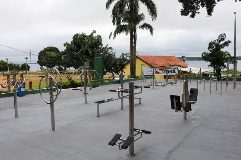 O Pará já soma 400 alunos de canoagem de velocidade. Adolescentes e jovens das quatro regiões do estado vêm sendo contemplados com aulas do projeto Pará Aquático. Neste domingo (18), Conceição do Araguaia foi o quinto município a receber o núcleo do projeto da Secretaria de Estado de Esporte e Lazer (Seel), em parceria com a prefeitura municipal. O núcleo recebeu dez caiaques k-1 escola, dez remos de pá dupla, três raias de 200 metros e 12 coletes salva-vidas. O projeto foi elaborado levando em consideração o potencial hidrográfico do Pará, como o Rio Araguaia, que banha sete municípios só dentro do Pará, sendo relevante para a cultura e economia da região. O cronograma das aulas é montado de acordo com a realidade de cada lugar, com avaliação de clima e níveis dos rios.
FOTO: ASCOM / SEEL
DATA: 19.02.2018
CONCEIÇÃO DO ARAGUAIA - PARÁ
<div class='credito_fotos'>Foto: ASCOM SEEL | <a href='/midias/2018/originais/df156df1-24f3-4873-b687-f78a4ae686c6.jpg' download><i class='fa-solid fa-download'></i> Download</a></div>