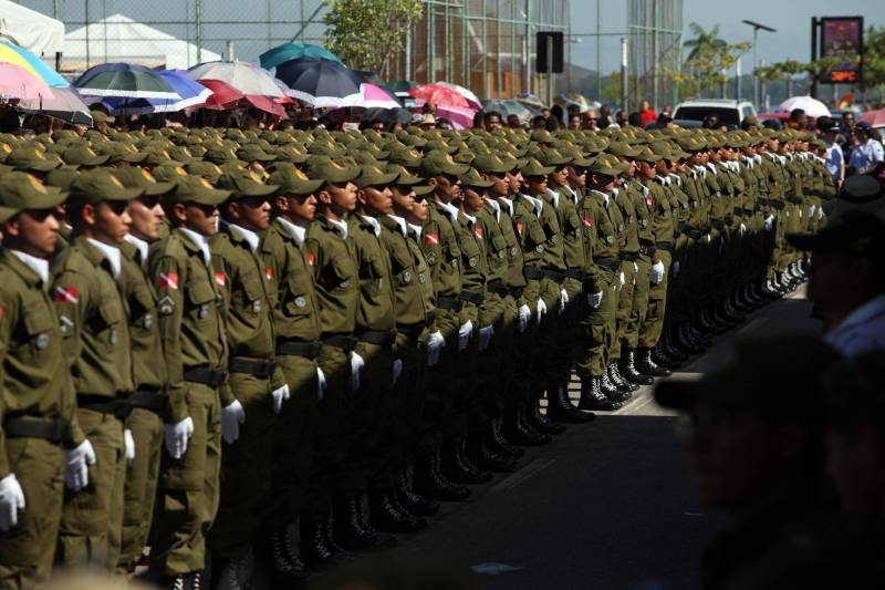 A cerimônia de formatura dos novos praças da Polícia Militar ocorreu na manhã desta segunda-feira (9), simultaneamente, em Belém e outros seis municípios paraenses: Santa Izabel, Castanhal, Barcarena, Capanema, Bragança e Tucuruí. Em Parauapebas, Marabá, Breves, Soure e Conceição do Araguaia, a formatura será celebrada na quinta-feira, dia 12. Na sexta-feira, dia 13, é a vez de Santarém, Altamira, Paragominas e Itaituba. O governador Simão Jatene presidiu a cerimônia de formatura no Portal da Amazônia, bairro da Cidade Velha, em Belém. Milhares de familiares dos formandos lotaram o espaço para entregar aos novos policiais militares seus diplomas de conclusão de curso.
FOTO: SIDNEY OLIVEIRA / AG. PARÁ
DATA: 09.07.2018
BELÉM - PARÁ <div class='credito_fotos'>Foto: Sidney Oliveira/Ag. Pará | <a href='/midias/2018/originais/df21db5a-19ed-4993-bc43-9f9b29dc09fa.jpg' download><i class='fa-solid fa-download'></i> Download</a></div>