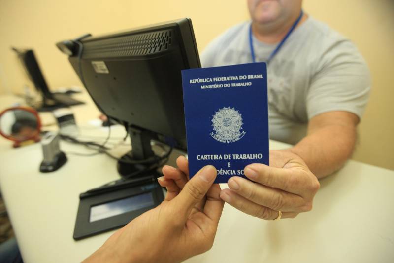 O estudante João Rabelo, 18 anos, começou a semana nesta segunda-feira, 3, comemorando sua primeira carteira de trabalho (foto). O documento foi tirado na sede da Secretaria de Justiça e Direitos Humanos. “Foi tudo muito rápido, agendei em uma sexta-feira e pouco mais de uma  semana depois ela está aqui. Agora é só mostrar para o meu patrão e iniciar minha carreira de trabalhador em uma pousada”, disse o jovem. A carteira de João foi uma das 7.922 carteiras de trabalho emitidas pela Sejudh neste ano de 2018. Cerca de 60% delas foram no interior do estado, em mais de 40 municípios visitados pela Sejudh. “ Nosso diferencial é esse. Somos o único órgão que vai até o cidadão no interior, proporcionando esse serviço”, disse  Eliandro Kogempa, diretor de Cidadania e Direitos Humanos da Sejudh. Há dois anos, as carteiras de trabalho passaram a ser informatizadas, com mais segurança ao cidadão e ao órgão emissor.  “O balanço que fazemos é positivo. Estamos com uma média de 30 agendamentos diários e entregamos a carteira de 3 a 4 dias úteis”, destacou Eliandro.

FOTO: THIAGO GOMES / AG. PARÁ
DATA: 03.12.2018
BELÉM - PARÁ <div class='credito_fotos'>Foto: Thiago Gomes /Ag. Pará   |   <a href='/midias/2018/originais/df24e3ae-1e37-481c-97d2-2e14d1969324.jpg' download><i class='fa-solid fa-download'></i> Download</a></div>